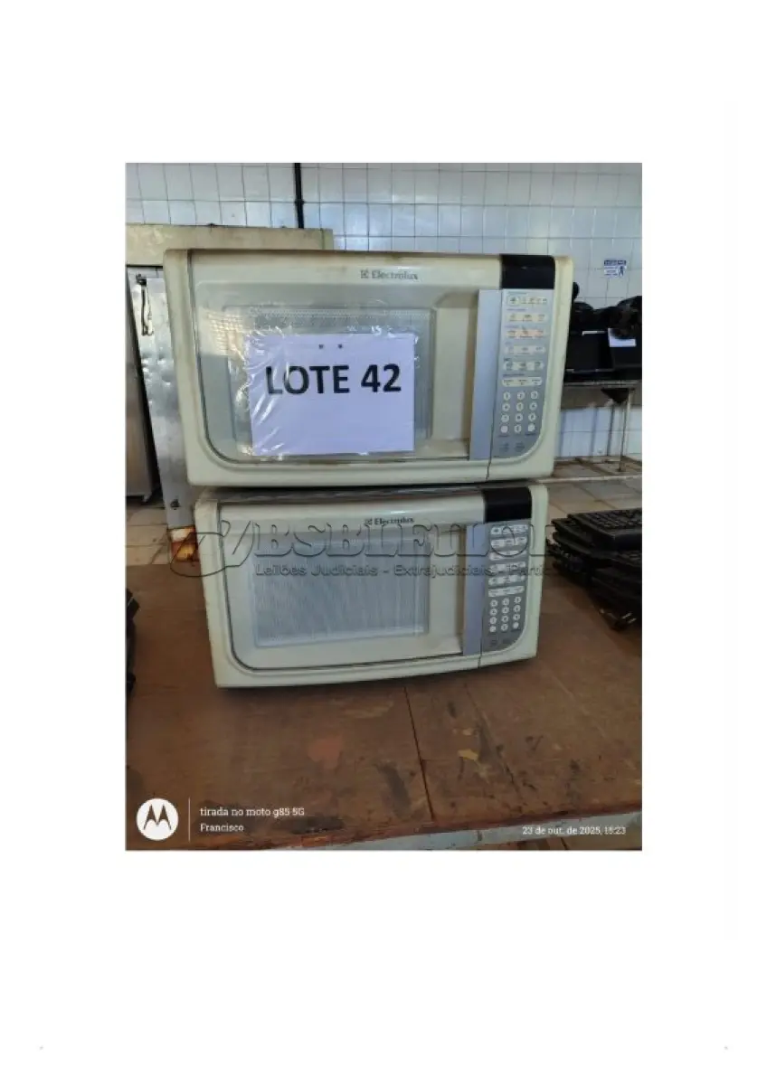 LOTE 042 - 02 MICROONDAS ELETROLUX. POTÊNCIA 1,500W FREQUENCIA 2450 MHZ CAPACIDADE MINIMA DE 27 LITROS ALIMENTAÇÃO 220 V 60 HZ, CRONOMETRO DIGITAL TEMPORIZADOR; (NO ESTADO DE CONSERVAÇÃO QUE SE ENCONTRAM)