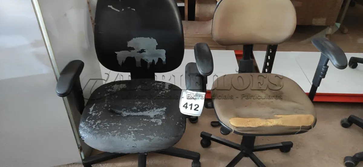 LOTE 412 - 02 CADEIRAS DE ESCRITÓRIO. (NO ESTADO) ATENÇÃO! FAZER A VISITAÇÃO ANTES DE ARREMATAR, NÃO SABEMOS SE FUNCIONA, LEILÃO NÃO TEM GARANTIA E NEM DEVOLUÇÃO, SUJEITO A POSSÍVEIS AVARIAS VISÍVEIS/OCULTAS E/OU AUSÊNCIA DE COMPONENTES.