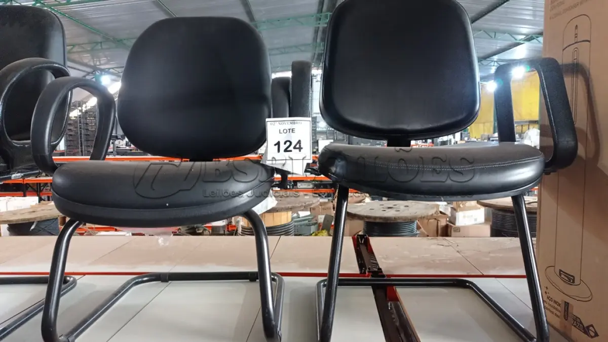 LOTE 124 - 02 CADEIRAS COM PÉS FIXOS. (NO ESTADO) ATENÇÃO! FAZER A VISITAÇÃO ANTES DE ARREMATAR, NÃO SABEMOS SE FUNCIONA, LEILÃO NÃO TEM GARANTIA E NEM DEVOLUÇÃO, SUJEITO A POSSÍVEIS AVARIAS VISÍVEIS/OCULTAS E/OU AUSÊNCIA DE COMPONENTES.