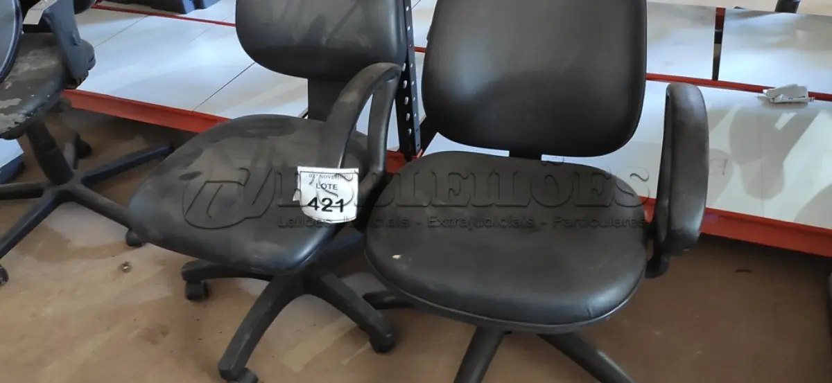 LOTE 421 - 02 CADEIRAS DE ESCRITÓRIO. (NO ESTADO) ATENÇÃO! FAZER A VISITAÇÃO ANTES DE ARREMATAR, NÃO SABEMOS SE FUNCIONA, LEILÃO NÃO TEM GARANTIA E NEM DEVOLUÇÃO, SUJEITO A POSSÍVEIS AVARIAS VISÍVEIS/OCULTAS E/OU AUSÊNCIA DE COMPONENTES.