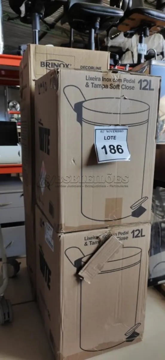 LOTE 186 - 02 LIXEIRAS INOX SEM TAMPA E 01 DISPENSE DE ÁLCOOL EM GEL COM PEDAL. (NO ESTADO) ATENÇÃO! FAZER A VISITAÇÃO ANTES DE ARREMATAR, NÃO SABEMOS SE FUNCIONA, LEILÃO NÃO TEM GARANTIA E NEM DEVOLUÇÃO, SUJEITO A POSSÍVEIS AVARIAS VISÍVEIS/OCULTAS E/OU AUSÊNCIA DE COMPONENTES.