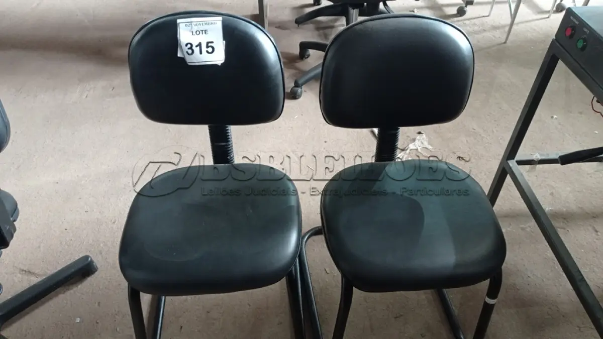 LOTE 315 - 02 CADEIRAS DE ESCRITÓRIO. (NO ESTADO) ATENÇÃO! FAZER A VISITAÇÃO ANTES DE ARREMATAR, NÃO SABEMOS SE FUNCIONA, LEILÃO NÃO TEM GARANTIA E NEM DEVOLUÇÃO, SUJEITO A POSSÍVEIS AVARIAS VISÍVEIS/OCULTAS E/OU AUSÊNCIA DE COMPONENTES.