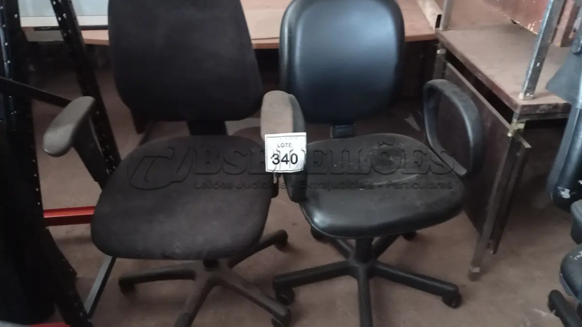 LOTE 340 - 02 CADEIRAS GIRATÓRIAS. (NO ESTADO) ATENÇÃO! FAZER A VISITAÇÃO ANTES DE ARREMATAR, NÃO SABEMOS SE FUNCIONA, LEILÃO NÃO TEM GARANTIA E NEM DEVOLUÇÃO, SUJEITO A POSSÍVEIS AVARIAS VISÍVEIS/OCULTAS E/OU AUSÊNCIA DE COMPONENTES.