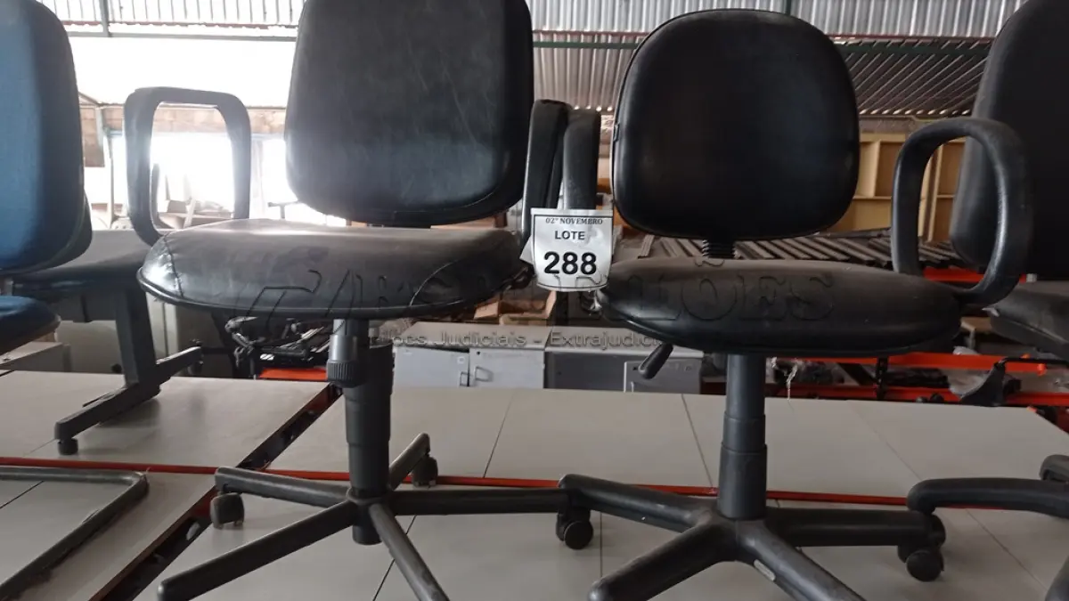 LOTE 288 - 02 CADEIRAS GIRATÓRIAS. (NO ESTADO) ATENÇÃO! FAZER A VISITAÇÃO ANTES DE ARREMATAR, NÃO SABEMOS SE FUNCIONA, LEILÃO NÃO TEM GARANTIA E NEM DEVOLUÇÃO, SUJEITO A POSSÍVEIS AVARIAS VISÍVEIS/OCULTAS E/OU AUSÊNCIA DE COMPONENTES.