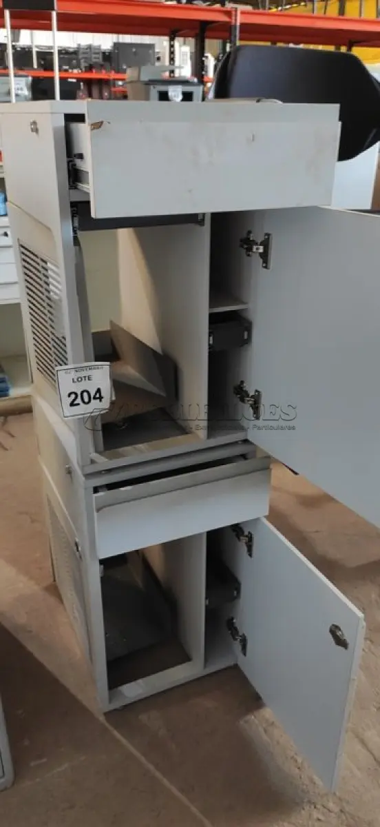 LOTE 204 - 02 ARMÁRIOS BAIXOS COM 01 GAVETA E SUPORTE PARA CPU. (NO ESTADO) ATENÇÃO! FAZER A VISITAÇÃO ANTES DE ARREMATAR, NÃO SABEMOS SE FUNCIONA, LEILÃO NÃO TEM GARANTIA E NEM DEVOLUÇÃO, SUJEITO A POSSÍVEIS AVARIAS VISÍVEIS/OCULTAS E/OU AUSÊNCIA DE COMPONENTES.