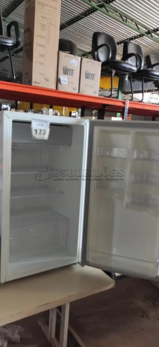 LOTE 173 - 01 FRIGOBAR 220V MARCA ELECTROLUX. (NO ESTADO) ATENÇÃO! FAZER A VISITAÇÃO ANTES DE ARREMATAR, NÃO SABEMOS SE FUNCIONA, LEILÃO NÃO TEM GARANTIA E NEM DEVOLUÇÃO, SUJEITO A POSSÍVEIS AVARIAS VISÍVEIS/OCULTAS E/OU AUSÊNCIA DE COMPONENTES.