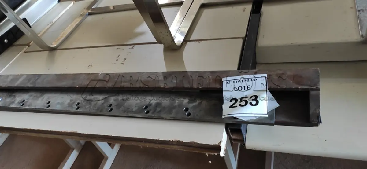 LOTE 253 - 01 LÂMINA DE GUILHOTINA GRÁFICA 100CM. (NO ESTADO) ATENÇÃO! FAZER A VISITAÇÃO ANTES DE ARREMATAR, NÃO SABEMOS SE FUNCIONA, LEILÃO NÃO TEM GARANTIA E NEM DEVOLUÇÃO, SUJEITO A POSSÍVEIS AVARIAS VISÍVEIS/OCULTAS E/OU AUSÊNCIA DE COMPONENTES.