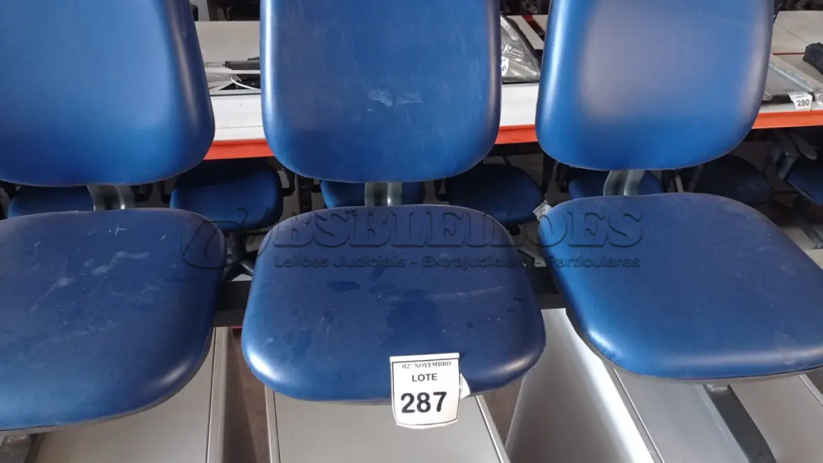 LOTE 287 - 01 LONGARINA DE 03 LUGARES. (NO ESTADO) ATENÇÃO! FAZER A VISITAÇÃO ANTES DE ARREMATAR, NÃO SABEMOS SE FUNCIONA, LEILÃO NÃO TEM GARANTIA E NEM DEVOLUÇÃO, SUJEITO A POSSÍVEIS AVARIAS VISÍVEIS/OCULTAS E/OU AUSÊNCIA DE COMPONENTES.