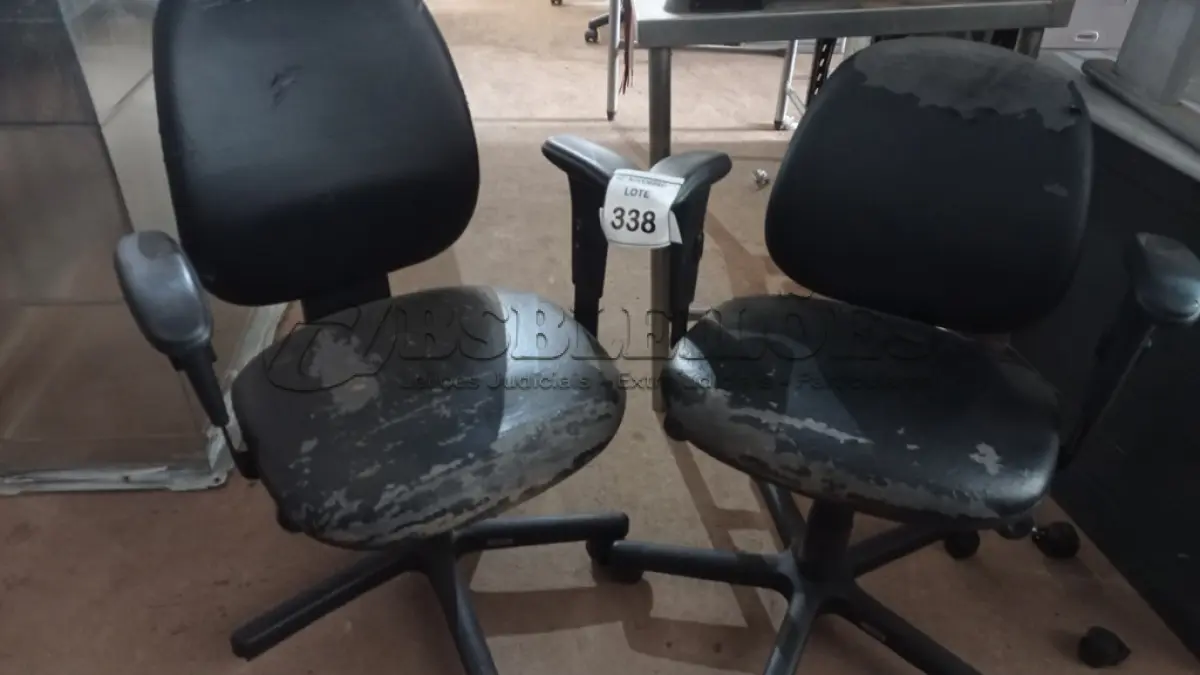 LOTE 338 - 02 CADEIRAS GIRATÓRIAS. (NO ESTADO) ATENÇÃO! FAZER A VISITAÇÃO ANTES DE ARREMATAR, NÃO SABEMOS SE FUNCIONA, LEILÃO NÃO TEM GARANTIA E NEM DEVOLUÇÃO, SUJEITO A POSSÍVEIS AVARIAS VISÍVEIS/OCULTAS E/OU AUSÊNCIA DE COMPONENTES.