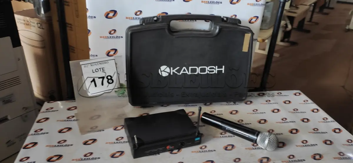 LOTE 178 - 01 MICROFONE COM RECEPTOR E CASE. (NO ESTADO) ATENÇÃO! FAZER A VISITAÇÃO ANTES DE ARREMATAR, NÃO SABEMOS SE FUNCIONA, LEILÃO NÃO TEM GARANTIA E NEM DEVOLUÇÃO, SUJEITO A POSSÍVEIS AVARIAS VISÍVEIS/OCULTAS E/OU AUSÊNCIA DE COMPONENTES.