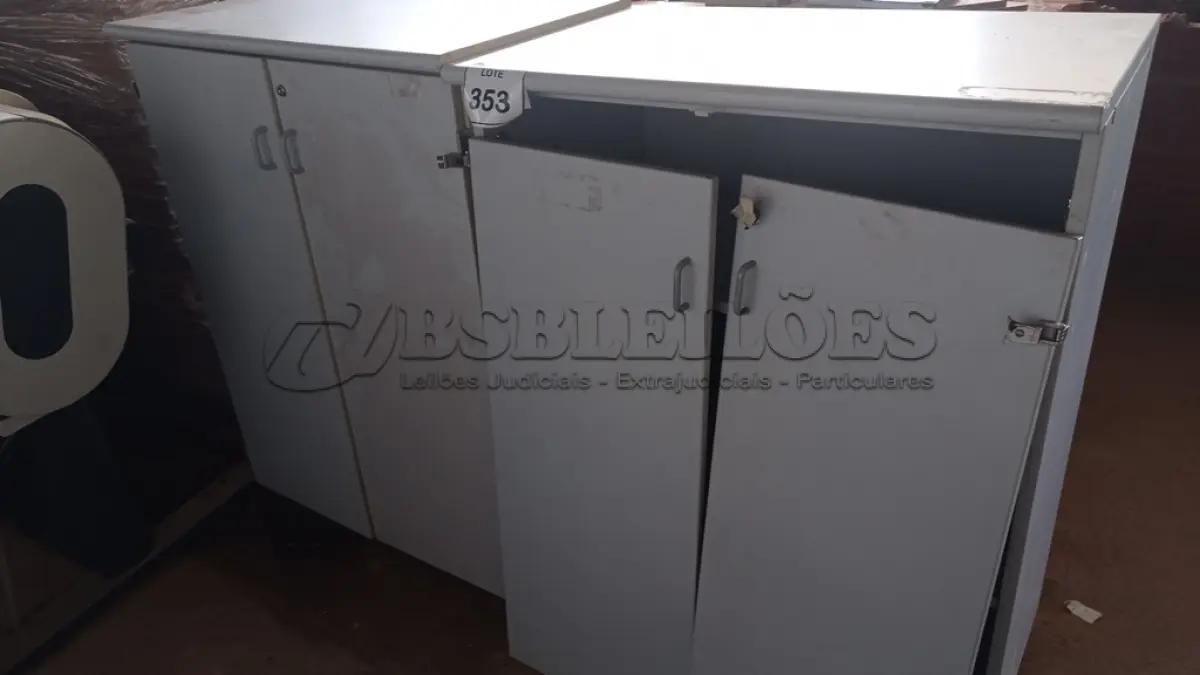 LOTE 353 - 02 ARMÁRIOS BAIXOS. (NO ESTADO) ATENÇÃO! FAZER A VISITAÇÃO ANTES DE ARREMATAR, NÃO SABEMOS SE FUNCIONA, LEILÃO NÃO TEM GARANTIA E NEM DEVOLUÇÃO, SUJEITO A POSSÍVEIS AVARIAS VISÍVEIS/OCULTAS E/OU AUSÊNCIA DE COMPONENTES.