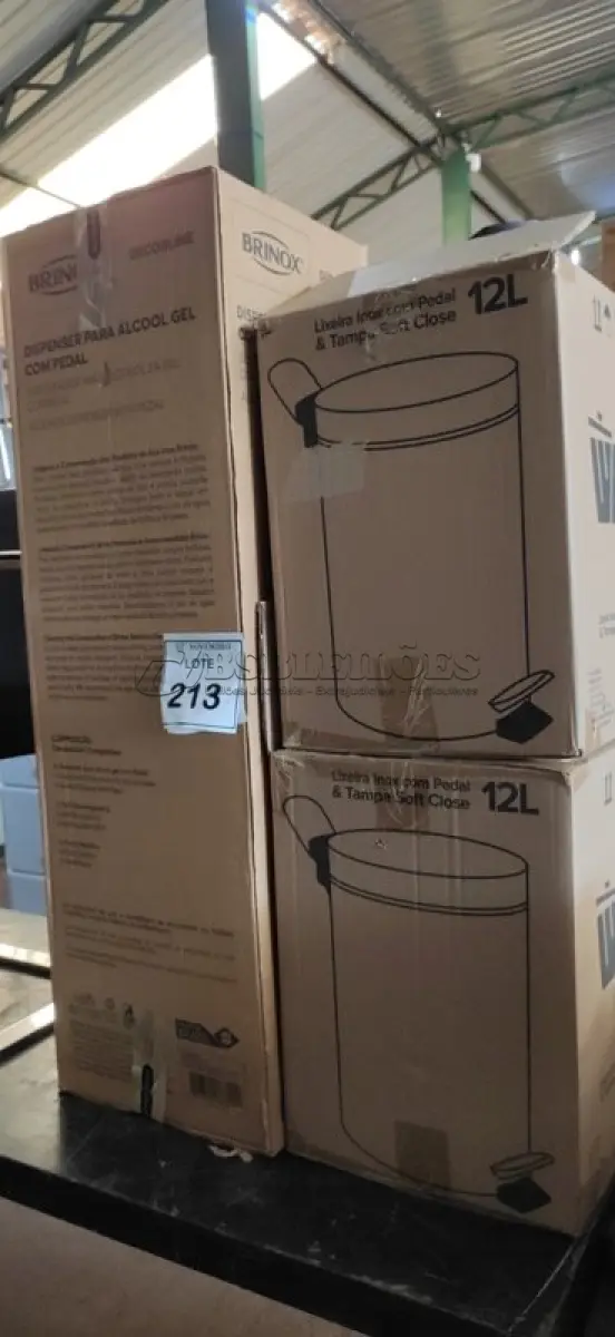 LOTE 213 - 02 LIXEIRAS INOX SEM TAMPA E 01 DISPENSE DE ÁLCOOL EM GEL COM PEDAL. (NO ESTADO) ATENÇÃO! FAZER A VISITAÇÃO ANTES DE ARREMATAR, NÃO SABEMOS SE FUNCIONA, LEILÃO NÃO TEM GARANTIA E NEM DEVOLUÇÃO, SUJEITO A POSSÍVEIS AVARIAS VISÍVEIS/OCULTAS E/OU AUSÊNCIA DE COMPONENTES.