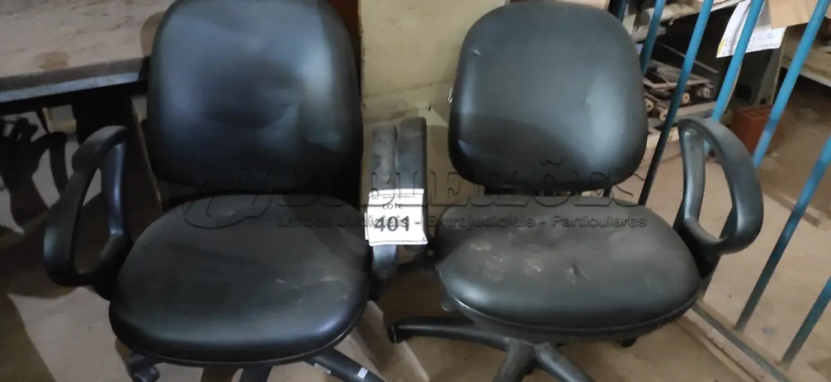 LOTE 401 - 02 CADEIRAS DE ESCRITÓRIO. (NO ESTADO) ATENÇÃO! FAZER A VISITAÇÃO ANTES DE ARREMATAR, NÃO SABEMOS SE FUNCIONA, LEILÃO NÃO TEM GARANTIA E NEM DEVOLUÇÃO, SUJEITO A POSSÍVEIS AVARIAS VISÍVEIS/OCULTAS E/OU AUSÊNCIA DE COMPONENTES.