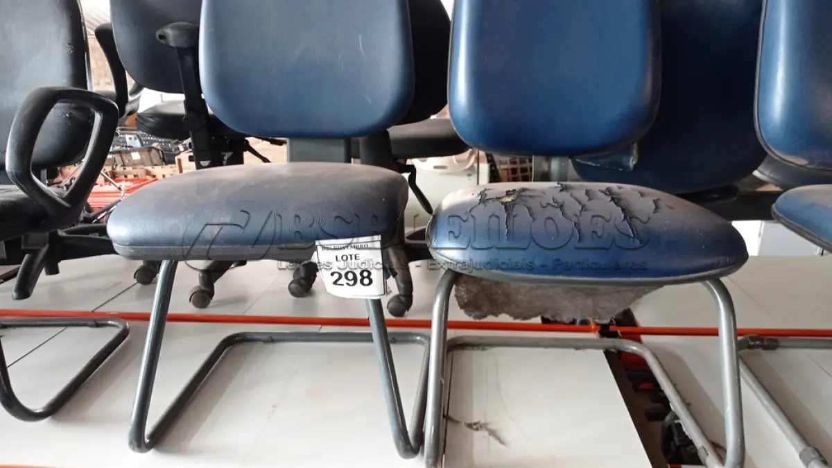 LOTE 298 - 02 CADEIRAS COM PÉS FIXOS. (NO ESTADO) ATENÇÃO! FAZER A VISITAÇÃO ANTES DE ARREMATAR, NÃO SABEMOS SE FUNCIONA, LEILÃO NÃO TEM GARANTIA E NEM DEVOLUÇÃO, SUJEITO A POSSÍVEIS AVARIAS VISÍVEIS/OCULTAS E/OU AUSÊNCIA DE COMPONENTES.