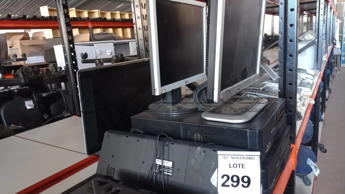 LOTE 299 - 03 CPUS MARCA POSITIVO, 02 MONITORES E 02 TECLADOS DE MARCAS E MODELOS DIVERSOS. (NO ESTADO) ATENÇÃO! FAZER A VISITAÇÃO ANTES DE ARREMATAR, NÃO SABEMOS SE FUNCIONA, LEILÃO NÃO TEM GARANTIA E NEM DEVOLUÇÃO, SUJEITO A POSSÍVEIS AVARIAS VISÍVEIS/OCULTAS E/OU AUSÊNCIA DE COMPONENTES.