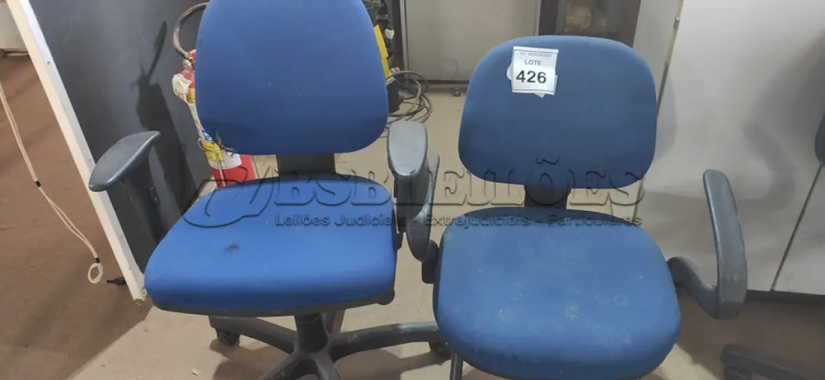 LOTE 426 - 02 CADEIRAS DE ESCRITÓRIO . (NO ESTADO) ATENÇÃO! FAZER A VISITAÇÃO ANTES DE ARREMATAR, NÃO SABEMOS SE FUNCIONA, LEILÃO NÃO TEM GARANTIA E NEM DEVOLUÇÃO, SUJEITO A POSSÍVEIS AVARIAS VISÍVEIS/OCULTAS E/OU AUSÊNCIA DE COMPONENTES.