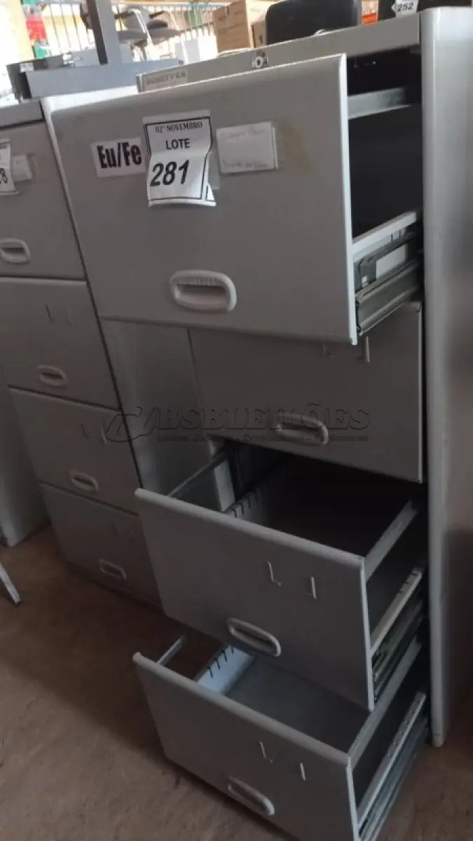 LOTE 281 - 01 ARQUIVO DE AÇO COM 04 GAVETAS. (NO ESTADO) ATENÇÃO! FAZER A VISITAÇÃO ANTES DE ARREMATAR, NÃO SABEMOS SE FUNCIONA, LEILÃO NÃO TEM GARANTIA E NEM DEVOLUÇÃO, SUJEITO A POSSÍVEIS AVARIAS VISÍVEIS/OCULTAS E/OU AUSÊNCIA DE COMPONENTES.