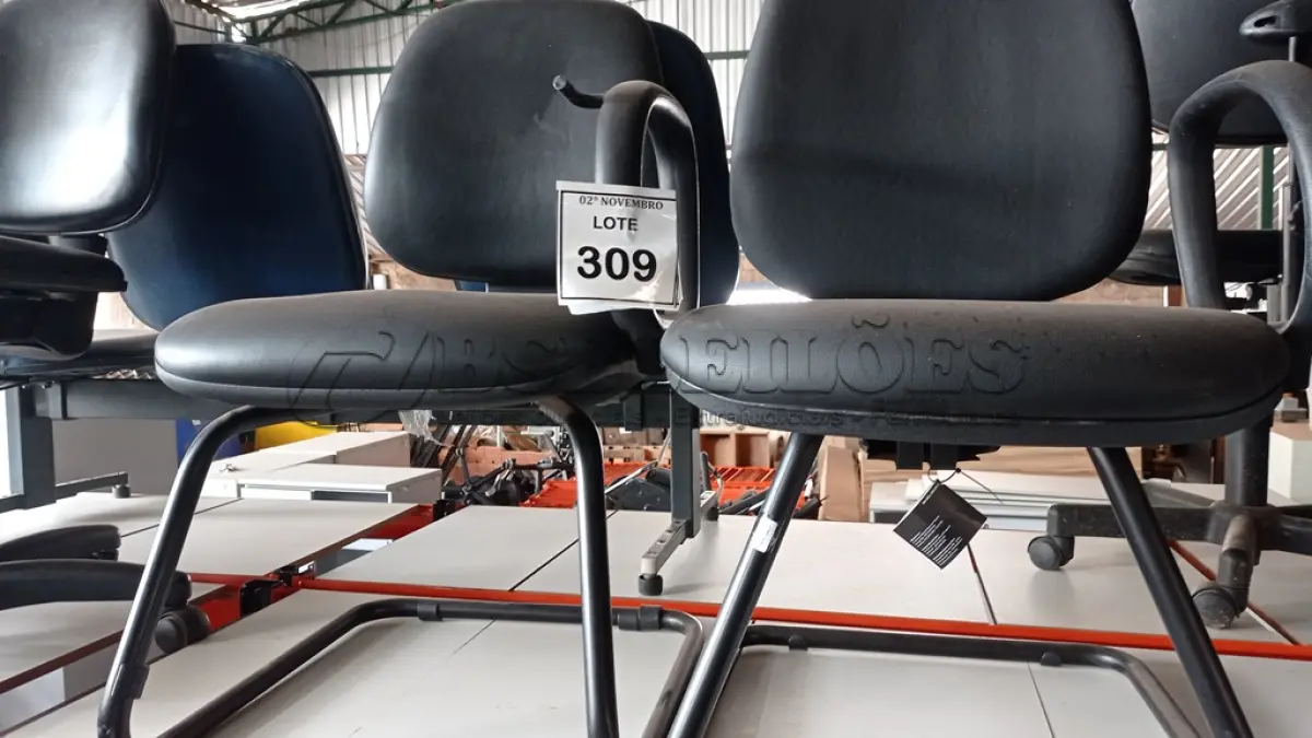 LOTE 309 - 02 CADEIRAS PÉS FIXOS. (NO ESTADO) ATENÇÃO! FAZER A VISITAÇÃO ANTES DE ARREMATAR, NÃO SABEMOS SE FUNCIONA, LEILÃO NÃO TEM GARANTIA E NEM DEVOLUÇÃO, SUJEITO A POSSÍVEIS AVARIAS VISÍVEIS/OCULTAS E/OU AUSÊNCIA DE COMPONENTES.