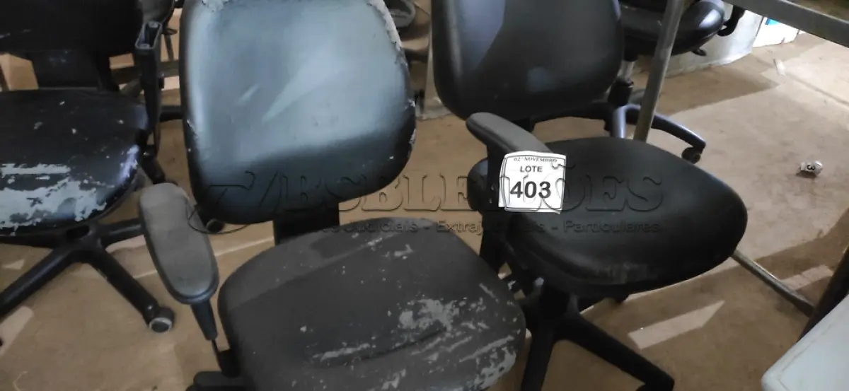 LOTE 403 - 02 CADEIRAS DE ESCRITÓRIO. (NO ESTADO) ATENÇÃO! FAZER A VISITAÇÃO ANTES DE ARREMATAR, NÃO SABEMOS SE FUNCIONA, LEILÃO NÃO TEM GARANTIA E NEM DEVOLUÇÃO, SUJEITO A POSSÍVEIS AVARIAS VISÍVEIS/OCULTAS E/OU AUSÊNCIA DE COMPONENTES.