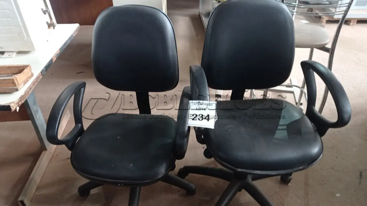 LOTE 234 - 02 CADEIRAS GIRATÓRIAS. (NO ESTADO) ATENÇÃO! FAZER A VISITAÇÃO ANTES DE ARREMATAR, NÃO SABEMOS SE FUNCIONA, LEILÃO NÃO TEM GARANTIA E NEM DEVOLUÇÃO, SUJEITO A POSSÍVEIS AVARIAS VISÍVEIS/OCULTAS E/OU AUSÊNCIA DE COMPONENTES.