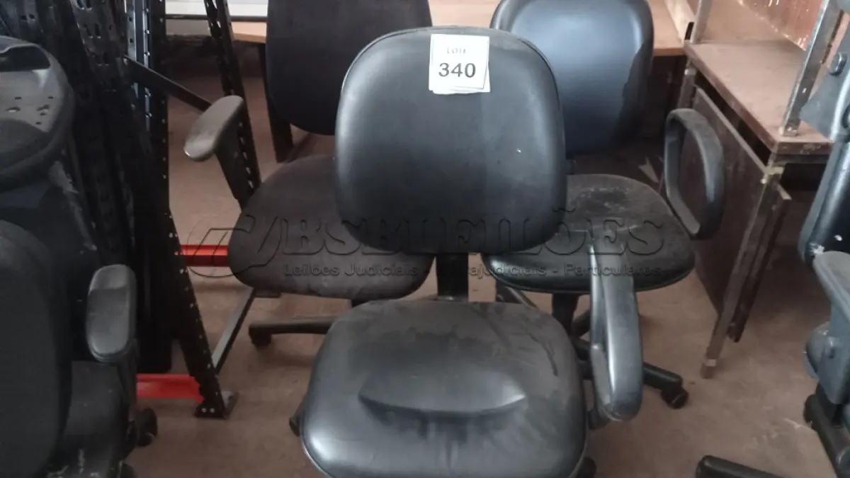 LOTE 340 - 02 CADEIRAS GIRATÓRIAS. (NO ESTADO) ATENÇÃO! FAZER A VISITAÇÃO ANTES DE ARREMATAR, NÃO SABEMOS SE FUNCIONA, LEILÃO NÃO TEM GARANTIA E NEM DEVOLUÇÃO, SUJEITO A POSSÍVEIS AVARIAS VISÍVEIS/OCULTAS E/OU AUSÊNCIA DE COMPONENTES.