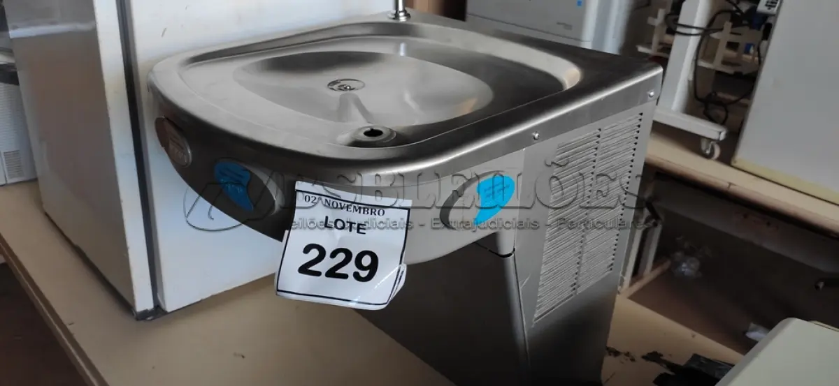LOTE 229 - 01 BEBEDOURO DE PAREDE EM INOX MARCA IBBL. (NO ESTADO) ATENÇÃO! FAZER A VISITAÇÃO ANTES DE ARREMATAR, NÃO SABEMOS SE FUNCIONA, LEILÃO NÃO TEM GARANTIA E NEM DEVOLUÇÃO, SUJEITO A POSSÍVEIS AVARIAS VISÍVEIS/OCULTAS E/OU AUSÊNCIA DE COMPONENTES.