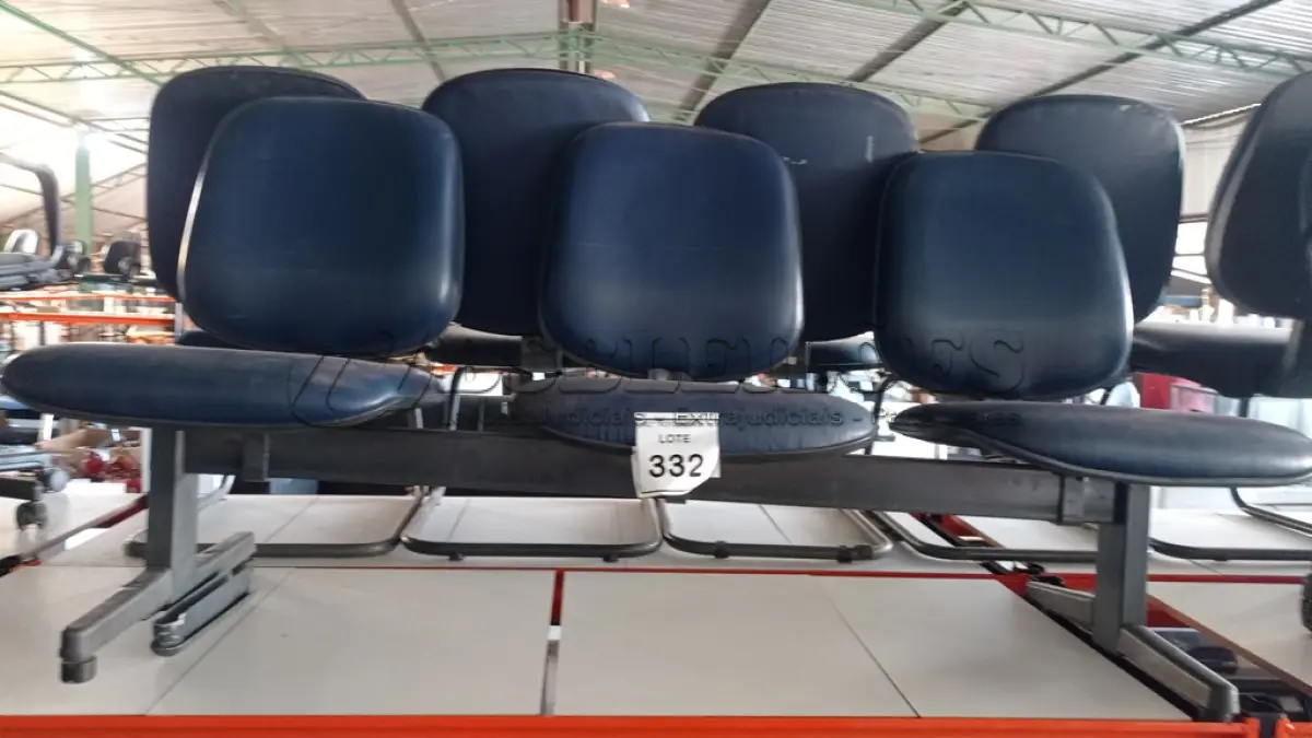 LOTE 331 - 02 CADEIRAS DE ESCRITÓRIO. (NO ESTADO) ATENÇÃO! FAZER A VISITAÇÃO ANTES DE ARREMATAR, NÃO SABEMOS SE FUNCIONA, LEILÃO NÃO TEM GARANTIA E NEM DEVOLUÇÃO, SUJEITO A POSSÍVEIS AVARIAS VISÍVEIS/OCULTAS E/OU AUSÊNCIA DE COMPONENTES.