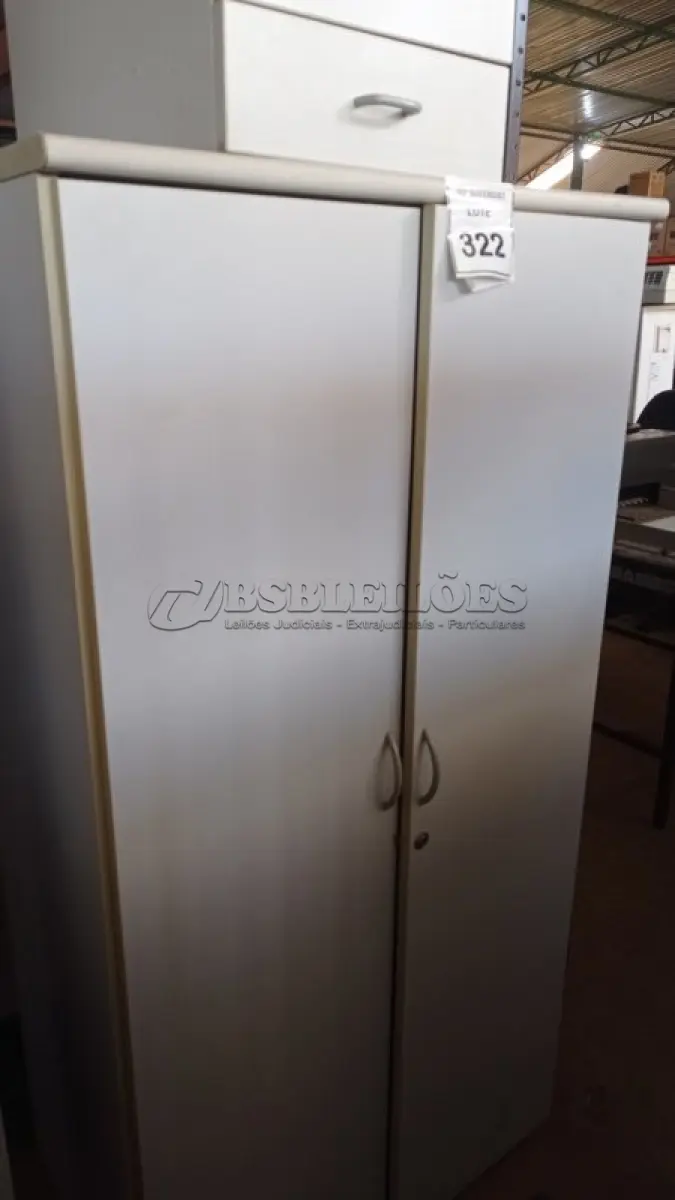 LOTE 322 - 01 ARMÁRIO ALTO PARA ESCRITÓRIO COM 03 COMPARTIMENTOS E 01 GAVETEIRO DE MESA. (NO ESTADO) ATENÇÃO! FAZER A VISITAÇÃO ANTES DE ARREMATAR, NÃO SABEMOS SE FUNCIONA, LEILÃO NÃO TEM GARANTIA E NEM DEVOLUÇÃO, SUJEITO A POSSÍVEIS AVARIAS VISÍVEIS/OCULTAS E/OU AUSÊNCIA DE COMPONENTES.