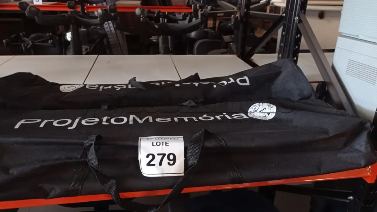 LOTE 279 - 02 EXPOSITORES DE CARTAZES. (NO ESTADO) ATENÇÃO! FAZER A VISITAÇÃO ANTES DE ARREMATAR, NÃO SABEMOS SE FUNCIONA, LEILÃO NÃO TEM GARANTIA E NEM DEVOLUÇÃO, SUJEITO A POSSÍVEIS AVARIAS VISÍVEIS/OCULTAS E/OU AUSÊNCIA DE COMPONENTES.