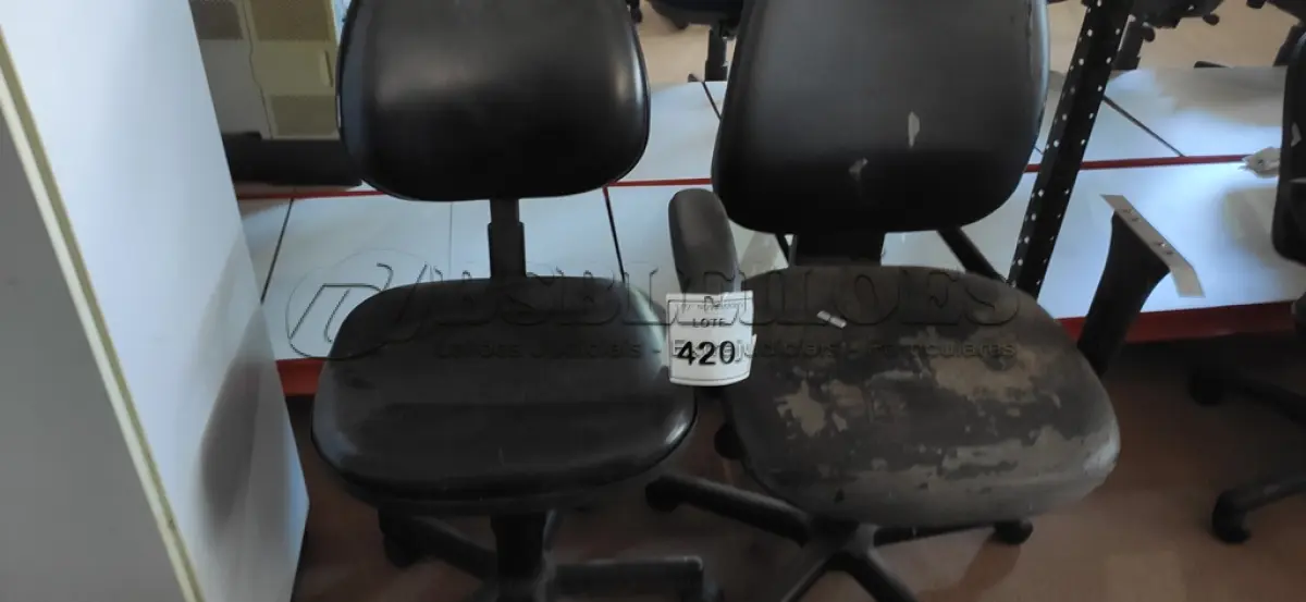 LOTE 420 - 02 CADEIRAS DE ESCRITÓRIO. (NO ESTADO) ATENÇÃO! FAZER A VISITAÇÃO ANTES DE ARREMATAR, NÃO SABEMOS SE FUNCIONA, LEILÃO NÃO TEM GARANTIA E NEM DEVOLUÇÃO, SUJEITO A POSSÍVEIS AVARIAS VISÍVEIS/OCULTAS E/OU AUSÊNCIA DE COMPONENTES.