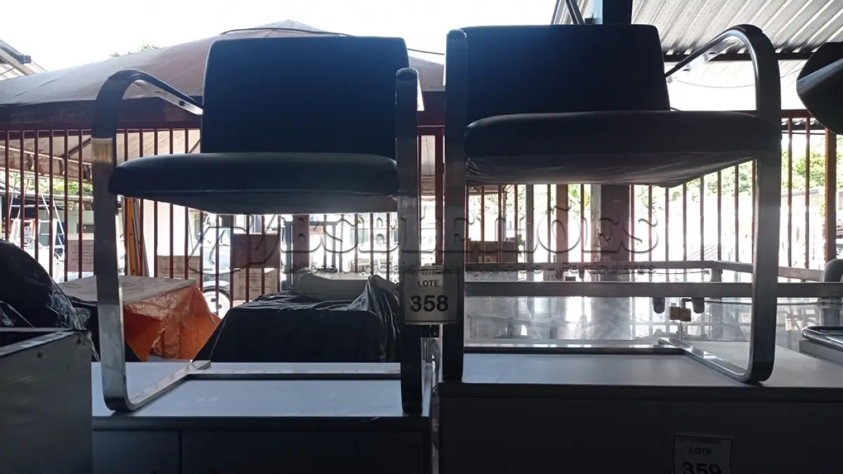 LOTE 358 - 02 CADEIRAS COM PÉS FIXOS. (NO ESTADO) ATENÇÃO! FAZER A VISITAÇÃO ANTES DE ARREMATAR, NÃO SABEMOS SE FUNCIONA, LEILÃO NÃO TEM GARANTIA E NEM DEVOLUÇÃO, SUJEITO A POSSÍVEIS AVARIAS VISÍVEIS/OCULTAS E/OU AUSÊNCIA DE COMPONENTES.