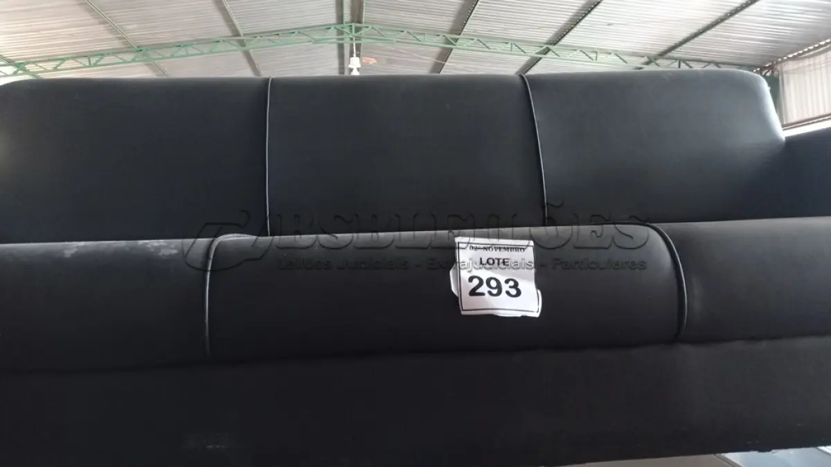 LOTE 293 - 01 SOFÁ DE 03 LUGARES EM COURO SINTÉTICO NA COR PRETA. (NO ESTADO) ATENÇÃO! FAZER A VISITAÇÃO ANTES DE ARREMATAR, NÃO SABEMOS SE FUNCIONA, LEILÃO NÃO TEM GARANTIA E NEM DEVOLUÇÃO, SUJEITO A POSSÍVEIS AVARIAS VISÍVEIS/OCULTAS E/OU AUSÊNCIA DE COMPONENTES.