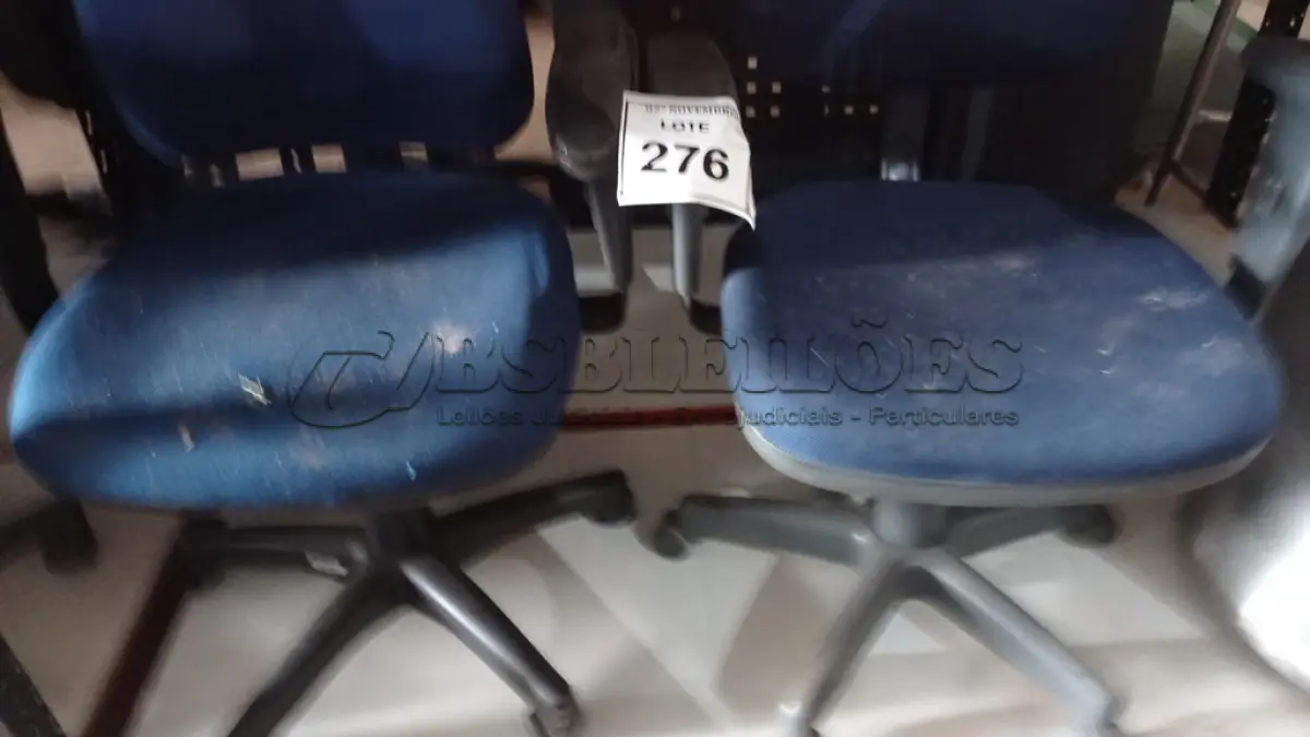 LOTE 276 - 02 CADEIRAS GIRATÓRIAS. (NO ESTADO) ATENÇÃO! FAZER A VISITAÇÃO ANTES DE ARREMATAR, NÃO SABEMOS SE FUNCIONA, LEILÃO NÃO TEM GARANTIA E NEM DEVOLUÇÃO, SUJEITO A POSSÍVEIS AVARIAS VISÍVEIS/OCULTAS E/OU AUSÊNCIA DE COMPONENTES.
