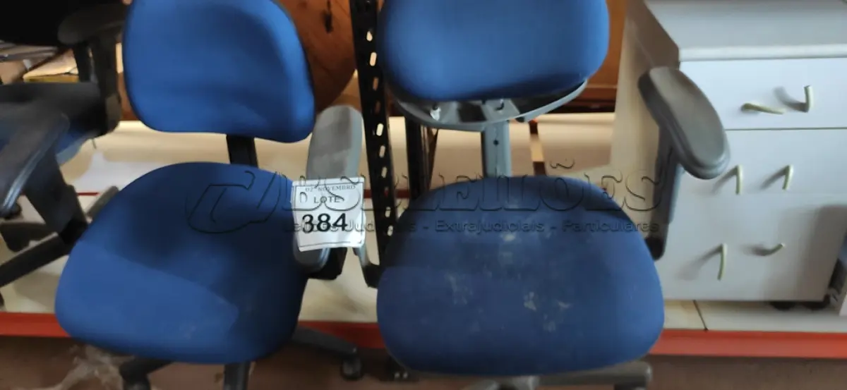 LOTE 384 - 02 CADEIRAS DE ESCRITÓRIO. (NO ESTADO) ATENÇÃO! FAZER A VISITAÇÃO ANTES DE ARREMATAR, NÃO SABEMOS SE FUNCIONA, LEILÃO NÃO TEM GARANTIA E NEM DEVOLUÇÃO, SUJEITO A POSSÍVEIS AVARIAS VISÍVEIS/OCULTAS E/OU AUSÊNCIA DE COMPONENTES.