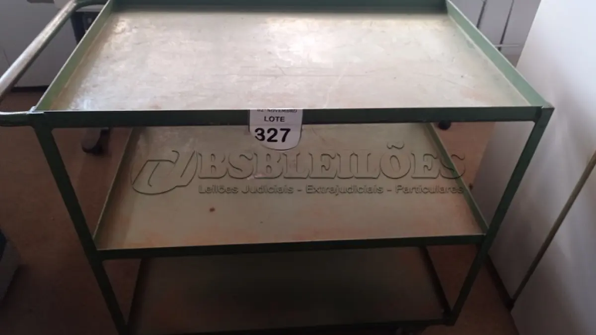 LOTE 327 - 01 CARRINHO DE FERRO PARA OFICINAS COM 03 COMPARTIMENTOS. (NO ESTADO) ATENÇÃO! FAZER A VISITAÇÃO ANTES DE ARREMATAR, NÃO SABEMOS SE FUNCIONA, LEILÃO NÃO TEM GARANTIA E NEM DEVOLUÇÃO, SUJEITO A POSSÍVEIS AVARIAS VISÍVEIS/OCULTAS E/OU AUSÊNCIA DE COMPONENTES.