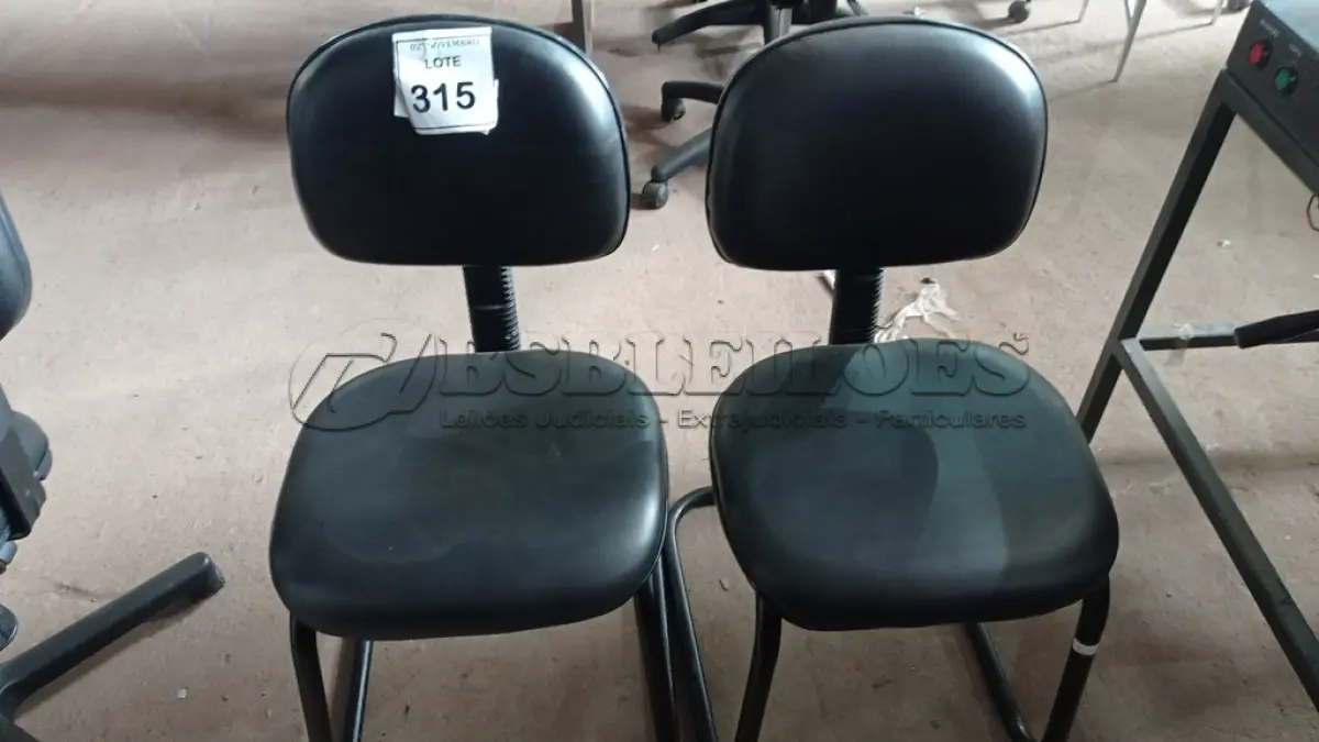 LOTE 315 - 02 CADEIRAS DE ESCRITÓRIO. (NO ESTADO) ATENÇÃO! FAZER A VISITAÇÃO ANTES DE ARREMATAR, NÃO SABEMOS SE FUNCIONA, LEILÃO NÃO TEM GARANTIA E NEM DEVOLUÇÃO, SUJEITO A POSSÍVEIS AVARIAS VISÍVEIS/OCULTAS E/OU AUSÊNCIA DE COMPONENTES.