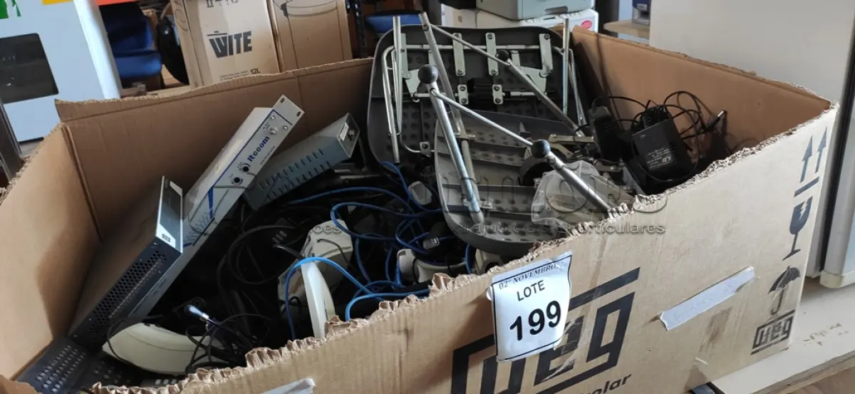 LOTE 199 - 01 LOTE COM GRANDE QUANTIDADE DE APARELHOS DE TELEFONE, FONTES, 02 SUPORTES PARA PÉS E ELETRÔNICOS DIVERSOS. (NO ESTADO) ATENÇÃO! FAZER A VISITAÇÃO ANTES DE ARREMATAR, NÃO SABEMOS SE FUNCIONA, LEILÃO NÃO TEM GARANTIA E NEM DEVOLUÇÃO, SUJEITO A POSSÍVEIS AVARIAS VISÍVEIS/OCULTAS E/OU AUSÊNCIA DE COMPONENTES.