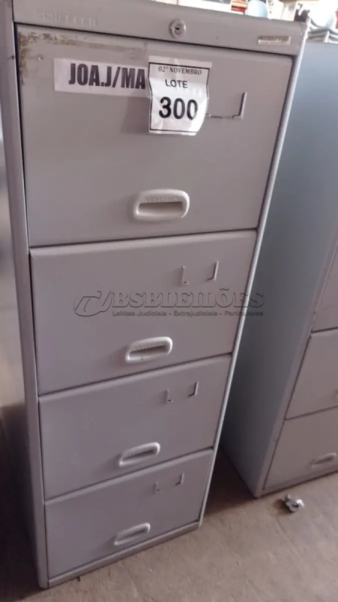 LOTE 300 - 01 ARQUIVO DE AÇO COM 04 GAVETAS. (NO ESTADO) ATENÇÃO! FAZER A VISITAÇÃO ANTES DE ARREMATAR, NÃO SABEMOS SE FUNCIONA, LEILÃO NÃO TEM GARANTIA E NEM DEVOLUÇÃO, SUJEITO A POSSÍVEIS AVARIAS VISÍVEIS/OCULTAS E/OU AUSÊNCIA DE COMPONENTES.
