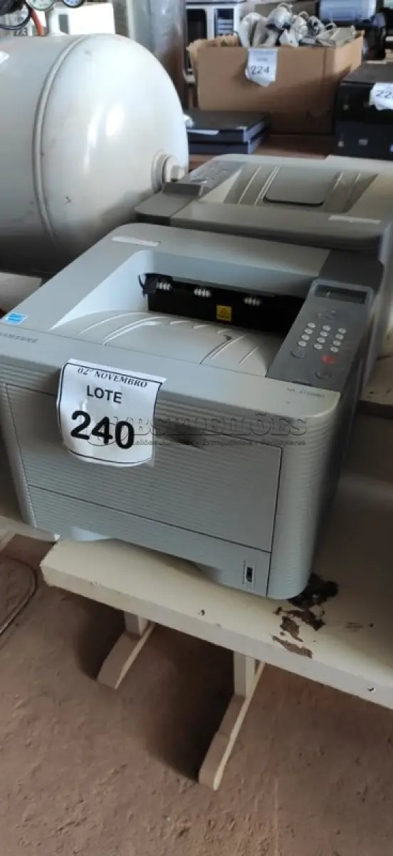 LOTE 240 - 02 IMPRESSORAS MODELO ML-3750ND MARCA SAMSUNG. (NO ESTADO) ATENÇÃO! FAZER A VISITAÇÃO ANTES DE ARREMATAR, NÃO SABEMOS SE FUNCIONA, LEILÃO NÃO TEM GARANTIA E NEM DEVOLUÇÃO, SUJEITO A POSSÍVEIS AVARIAS VISÍVEIS/OCULTAS E/OU AUSÊNCIA DE COMPONENTES.