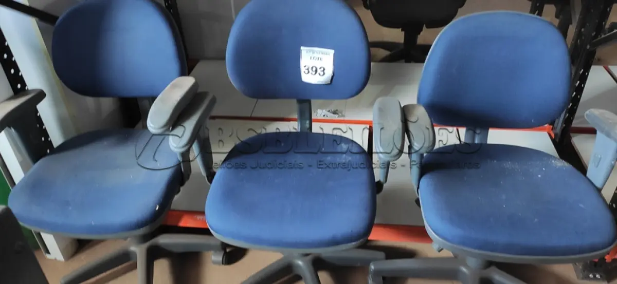 LOTE 393 - 03 CADEIRAS DE ESCRITÓRIO. (NO ESTADO) ATENÇÃO! FAZER A VISITAÇÃO ANTES DE ARREMATAR, NÃO SABEMOS SE FUNCIONA, LEILÃO NÃO TEM GARANTIA E NEM DEVOLUÇÃO, SUJEITO A POSSÍVEIS AVARIAS VISÍVEIS/OCULTAS E/OU AUSÊNCIA DE COMPONENTES.