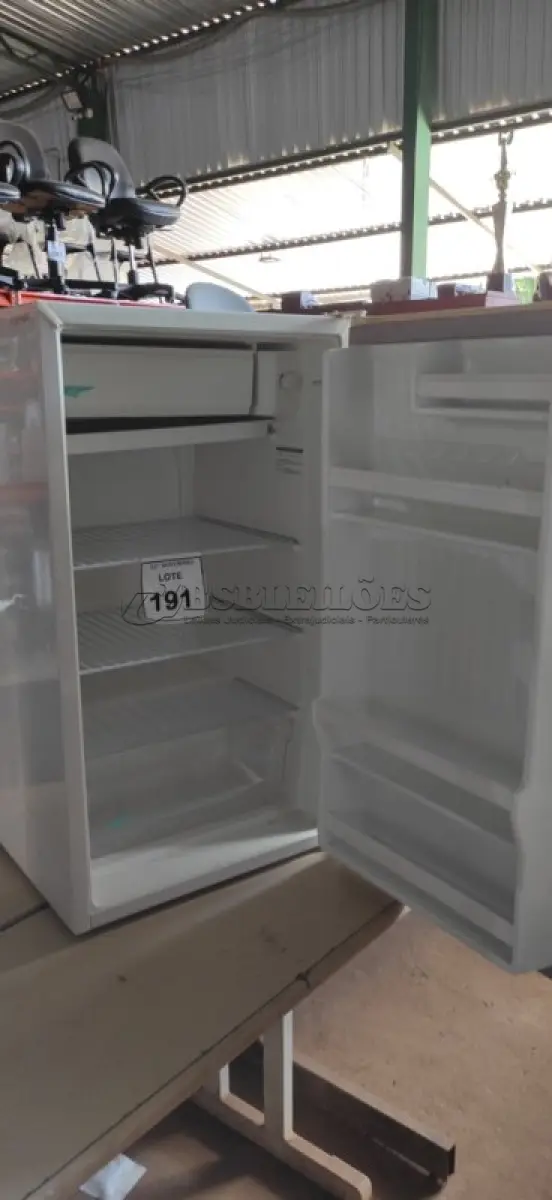 LOTE 191 - 01 FRIGOBAR 220V MARCA CONSUL. (NO ESTADO) ATENÇÃO! FAZER A VISITAÇÃO ANTES DE ARREMATAR, NÃO SABEMOS SE FUNCIONA, LEILÃO NÃO TEM GARANTIA E NEM DEVOLUÇÃO, SUJEITO A POSSÍVEIS AVARIAS VISÍVEIS/OCULTAS E/OU AUSÊNCIA DE COMPONENTES.