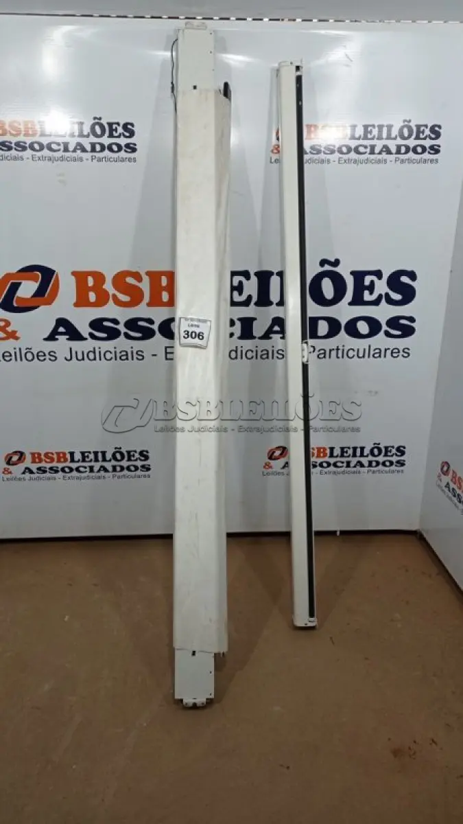 LOTE 306 - 02 TELAS DE PROJEÇÃO. (NO ESTADO) ATENÇÃO! FAZER A VISITAÇÃO ANTES DE ARREMATAR, NÃO SABEMOS SE FUNCIONA, LEILÃO NÃO TEM GARANTIA E NEM DEVOLUÇÃO, SUJEITO A POSSÍVEIS AVARIAS VISÍVEIS/OCULTAS E/OU AUSÊNCIA DE COMPONENTES.