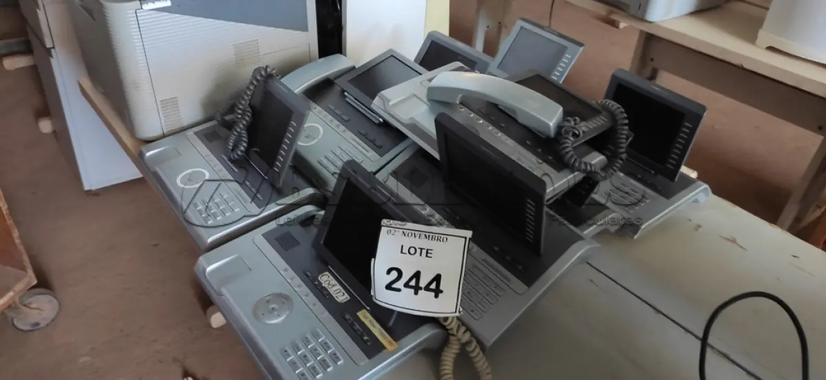 LOTE 244 - 01 LOTE COM VÁRIOS APARELHOS DE TELEFONE. (NO ESTADO) ATENÇÃO! FAZER A VISITAÇÃO ANTES DE ARREMATAR, NÃO SABEMOS SE FUNCIONA, LEILÃO NÃO TEM GARANTIA E NEM DEVOLUÇÃO, SUJEITO A POSSÍVEIS AVARIAS VISÍVEIS/OCULTAS E/OU AUSÊNCIA DE COMPONENTES.