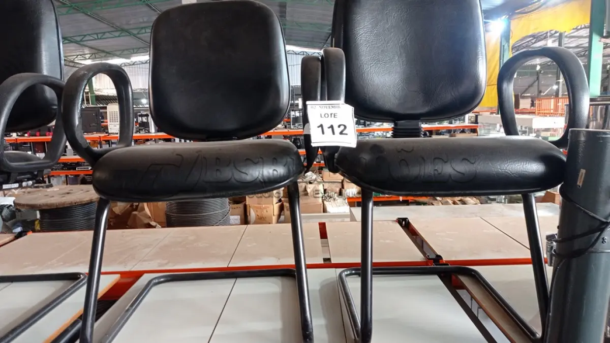 LOTE 112 - 02 CADEIRAS COM PÉS FIXOS. (NO ESTADO) ATENÇÃO! FAZER A VISITAÇÃO ANTES DE ARREMATAR, NÃO SABEMOS SE FUNCIONA, LEILÃO NÃO TEM GARANTIA E NEM DEVOLUÇÃO, SUJEITO A POSSÍVEIS AVARIAS VISÍVEIS/OCULTAS E/OU AUSÊNCIA DE COMPONENTES.