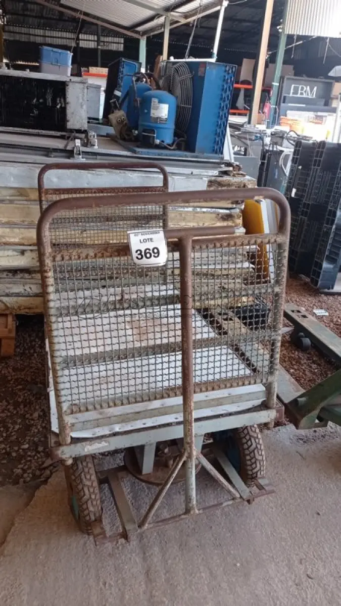LOTE 369 - 01 CARRINHO PARA TRANSPORTES DE CARGAS. (NO ESTADO) ATENÇÃO! FAZER A VISITAÇÃO ANTES DE ARREMATAR, NÃO SABEMOS SE FUNCIONA, LEILÃO NÃO TEM GARANTIA E NEM DEVOLUÇÃO, SUJEITO A POSSÍVEIS AVARIAS VISÍVEIS/OCULTAS E/OU AUSÊNCIA DE COMPONENTES.