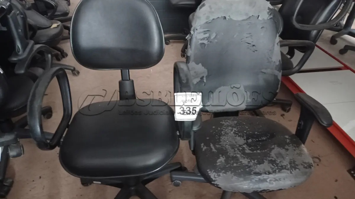 LOTE 335 - 02 CADEIRAS GIRATÓRIAS. (NO ESTADO) ATENÇÃO! FAZER A VISITAÇÃO ANTES DE ARREMATAR, NÃO SABEMOS SE FUNCIONA, LEILÃO NÃO TEM GARANTIA E NEM DEVOLUÇÃO, SUJEITO A POSSÍVEIS AVARIAS VISÍVEIS/OCULTAS E/OU AUSÊNCIA DE COMPONENTES.