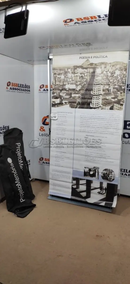 LOTE 242 - 02 EXPOSITORES DE CARTAZES. (NO ESTADO) ATENÇÃO! FAZER A VISITAÇÃO ANTES DE ARREMATAR, NÃO SABEMOS SE FUNCIONA, LEILÃO NÃO TEM GARANTIA E NEM DEVOLUÇÃO, SUJEITO A POSSÍVEIS AVARIAS VISÍVEIS/OCULTAS E/OU AUSÊNCIA DE COMPONENTES.