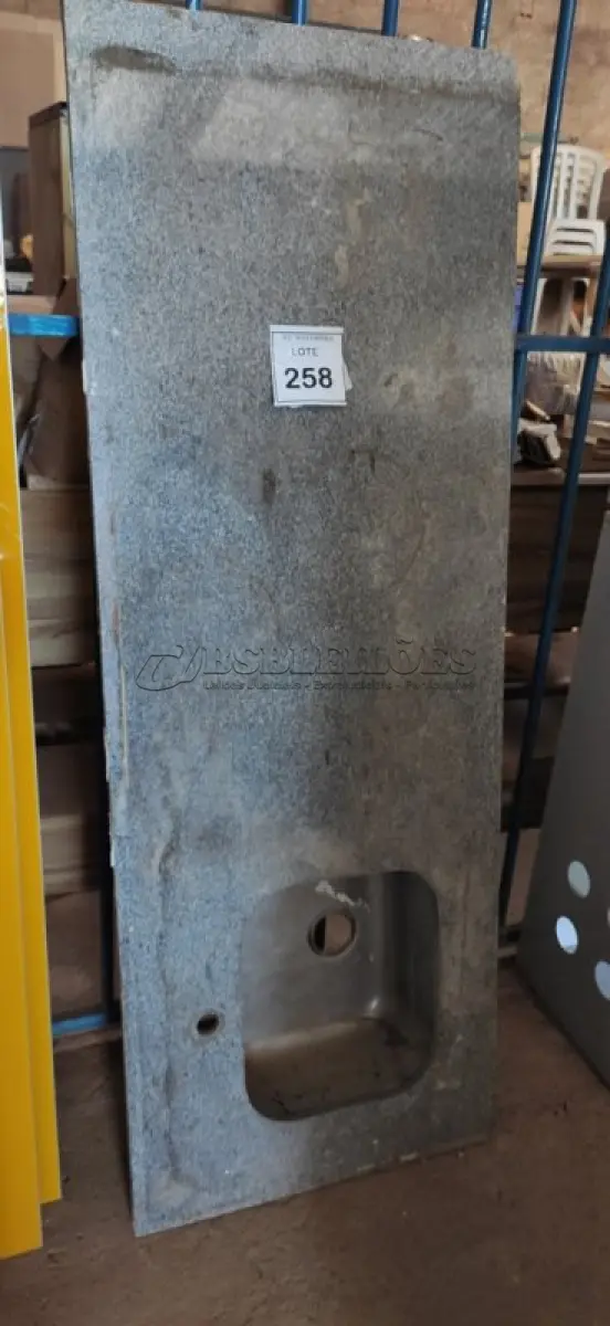 LOTE 258 - 01 PIA EM MÁRMORE COM 01 CUBA INOX 1,64X0,60. (NO ESTADO) ATENÇÃO! FAZER A VISITAÇÃO ANTES DE ARREMATAR, NÃO SABEMOS SE FUNCIONA, LEILÃO NÃO TEM GARANTIA E NEM DEVOLUÇÃO, SUJEITO A POSSÍVEIS AVARIAS VISÍVEIS/OCULTAS E/OU AUSÊNCIA DE COMPONENTES.