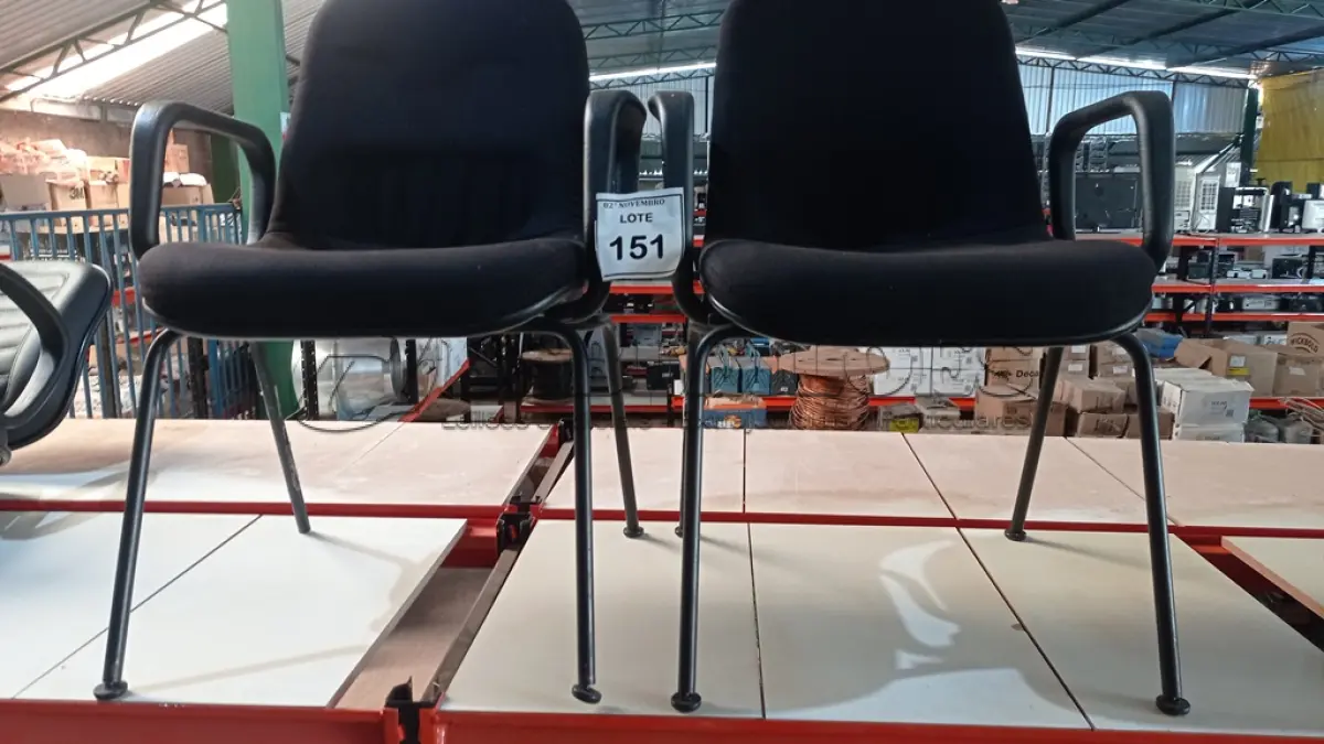 LOTE 151 - 02 CADEIRAS COM PÉS FIXOS. (NO ESTADO) ATENÇÃO! FAZER A VISITAÇÃO ANTES DE ARREMATAR, NÃO SABEMOS SE FUNCIONA, LEILÃO NÃO TEM GARANTIA E NEM DEVOLUÇÃO, SUJEITO A POSSÍVEIS AVARIAS VISÍVEIS/OCULTAS E/OU AUSÊNCIA DE COMPONENTES.