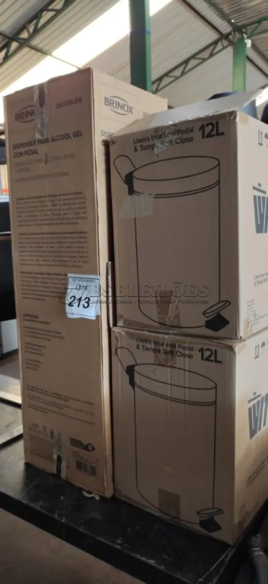 LOTE 213 - 02 LIXEIRAS INOX SEM TAMPA E 01 DISPENSE DE ÁLCOOL EM GEL COM PEDAL. (NO ESTADO) ATENÇÃO! FAZER A VISITAÇÃO ANTES DE ARREMATAR, NÃO SABEMOS SE FUNCIONA, LEILÃO NÃO TEM GARANTIA E NEM DEVOLUÇÃO, SUJEITO A POSSÍVEIS AVARIAS VISÍVEIS/OCULTAS E/OU AUSÊNCIA DE COMPONENTES.